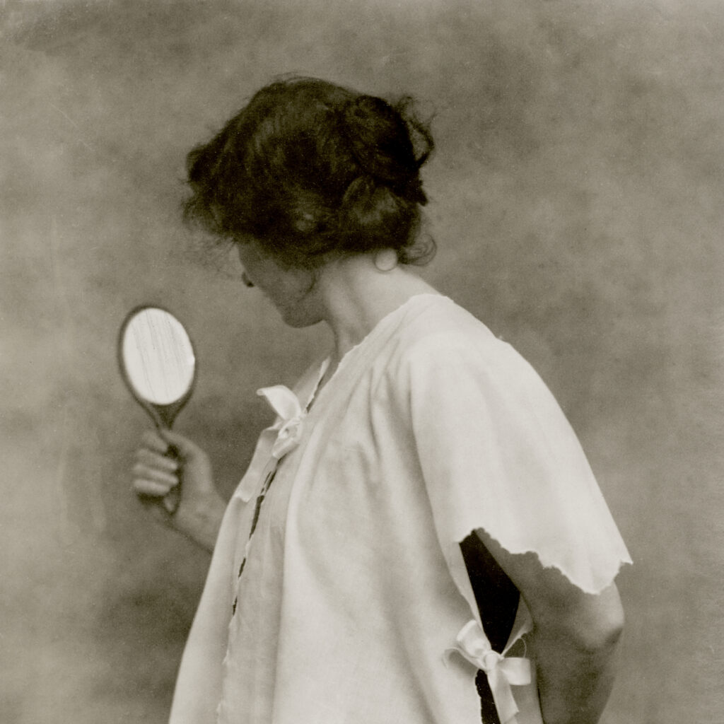 Alma Haag med spegel, 1900-talets början. Reprofoto Lena Wilhelmsson. Priva ägo, Magnus Haag.jpg croppad