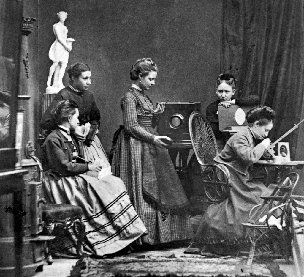 Rosalie Sjöman i sin ateljé med personal, självporträtt, 1860-tal. Nordiska Museet
